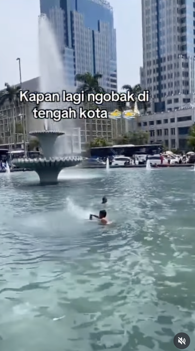 Orang mandi di air mancur Thamrin